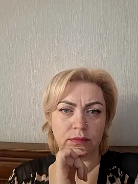 Snapshot of SylvieGold453 chatting on 04/15/26, 09:27 SylvieGold453 online show from 04/15/26, 09:27