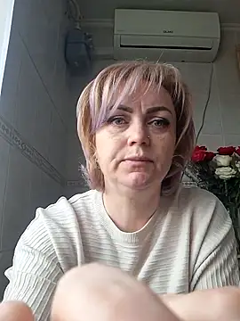 Snapshot of SylvieGold453 chatting on 04/16/26, 01:45 SylvieGold453 online show from 04/16/26, 01:45