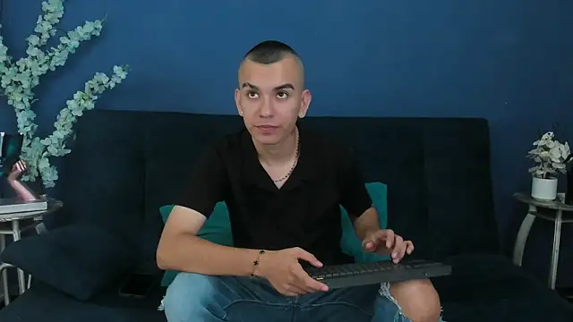 Snapshot of Rowan_Cley chatting on 07/19/26, 07:50 Rowan Cley online show from 07/19/26, 07:50