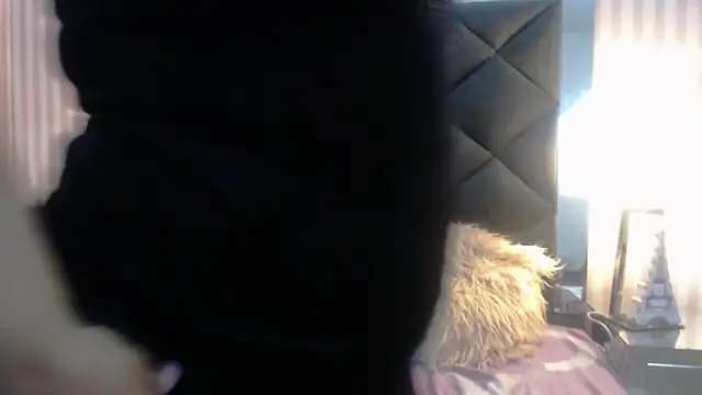 Snapshot of ViviJones chatting on 04/06/26, 08:10 ViviJones online show from 04/06/26, 08:10