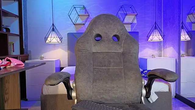 lhiamfitt10 online show from 04/06/26, 03:02