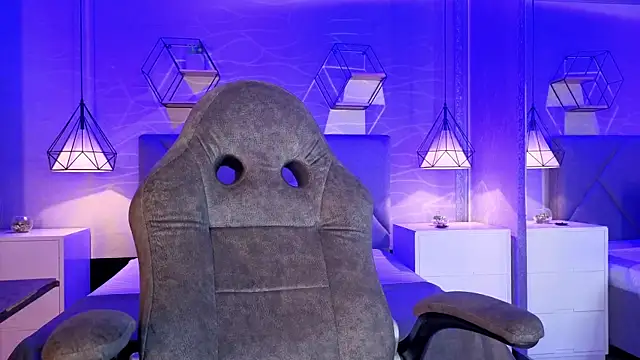 lhiamfitt10 online show from 04/13/26, 02:55