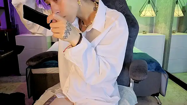 lhiamfitt10 online show from 04/15/26, 05:53