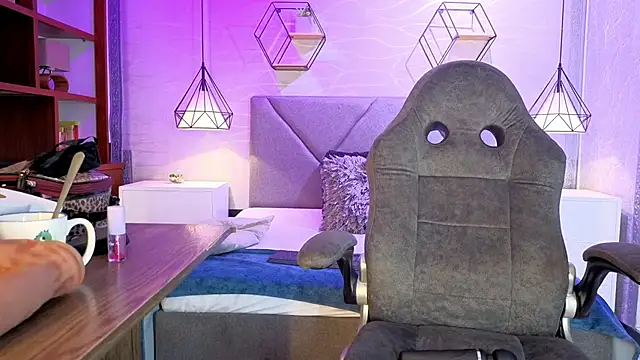 lhiamfitt10 online show from 04/15/26, 07:58