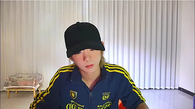 Snapshot of wumei-001 chatting on 04/08/26, 10:37 wumei-001 online show from 04/08/26, 10:37