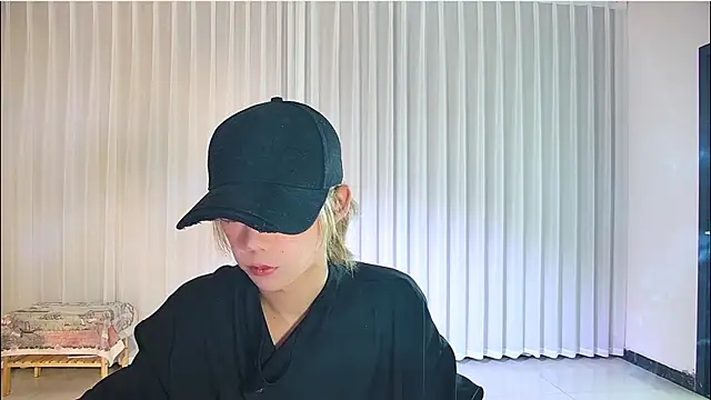 Snapshot of wumei-001 chatting on 04/09/26, 01:49 wumei-001 online show from 04/09/26, 01:49