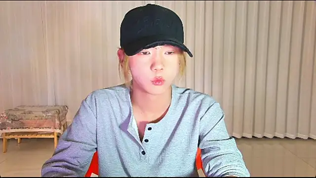 Snapshot of wumei-001 chatting on 04/12/26, 12:43 wumei-001 online show from 04/12/26, 12:43