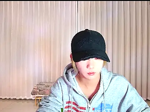 Snapshot of wumei-001 chatting on 04/16/26, 12:28 wumei-001 online show from 04/16/26, 12:28