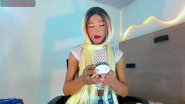 Snapshot of SinnthyaFoxxy chatting on 04/15/26, 07:43 SinnthyaFoxxy online show from 04/15/26, 07:43