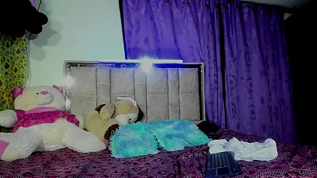 Snapshot of moniquehisk chatting on 04/12/26, 03:28 moniquehisk online show from 04/12/26, 03:28