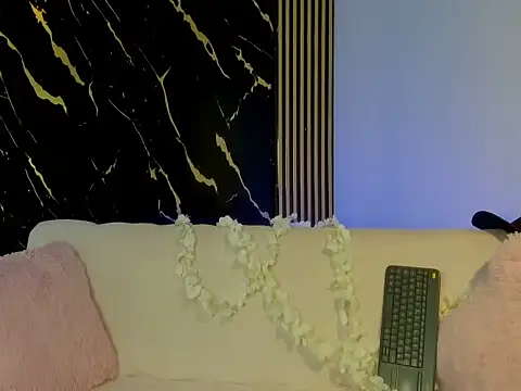 Kira queeen online show from 04/14/26, 10:49