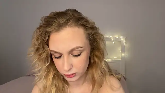 ReginaJoyy online show from 04/17/26, 05:21