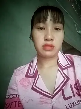 lucynguyen2 online show from 04/22/26, 12:46