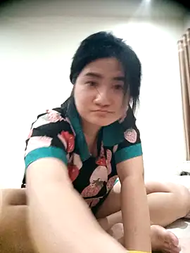 Snapshot of Alicee_001 chatting on 04/13/26, 04:23 Alicee 001 online show from 04/13/26, 04:23