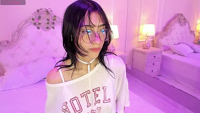 Snapshot of EstherValliere chatting on 04/11/26, 01:26 EstherValliere online show from 04/11/26, 01:26