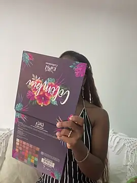 Snapshot of LucianaM_13 chatting on 04/11/26, 03:05 LucianaM 13 online show from 04/11/26, 03:05