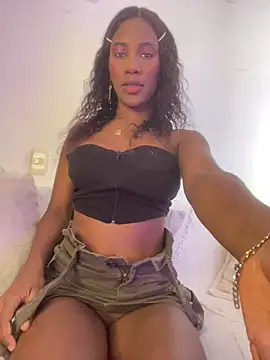 Snapshot of LucianaM_13 chatting on 04/14/26, 03:29 LucianaM 13 online show from 04/14/26, 03:29