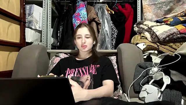 VelvetNoirra online show from 04/17/26, 02:53