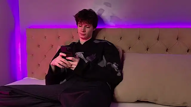 Snapshot of EdwardHogan chatting on 04/15/26, 03:08 EdwardHogan online show from 04/15/26, 03:08