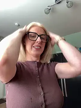 Snapshot of Laylaskyexx chatting on 04/13/26, 09:48 Laylaskyexx online show from 04/13/26, 09:48