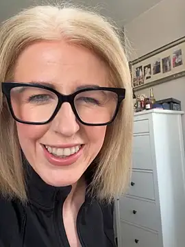 Snapshot of Laylaskyexx chatting on 04/14/26, 10:32 Laylaskyexx online show from 04/14/26, 10:32