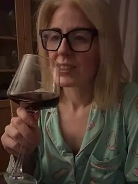 Snapshot of Laylaskyexx chatting on 04/15/26, 09:26 Laylaskyexx online show from 04/15/26, 09:26