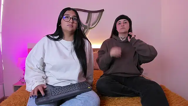 Elisa n Emma online show from 04/01/26, 08:06