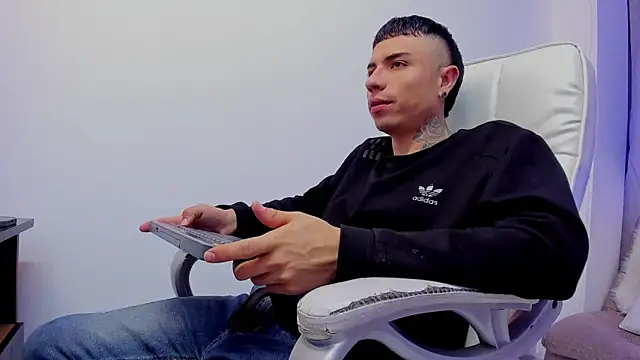 Charlie Foxie online show from 04/15/26, 01:56