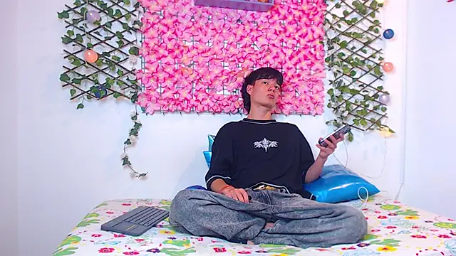 Alex latino  online show from 04/15/26, 03:24