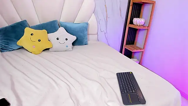 Snapshot of DaphneValucci chatting on 04/14/26, 04:40 DaphneValucci online show from 04/14/26, 04:40