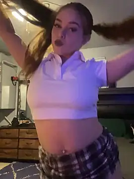 Snapshot of mariex83 chatting on 04/05/26, 02:42 mariex83 online show from 04/05/26, 02:42