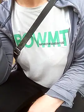 anhhuyen1 online show from 04/22/26, 12:57