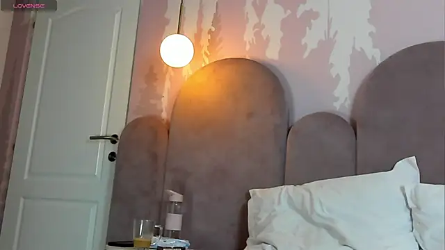 Snapshot of NolaDonovan chatting on 04/05/26, 07:00 NolaDonovan online show from 04/05/26, 07:00