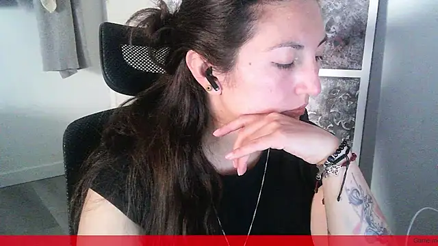 Snapshot of RoossTattoo chatting on 04/16/26, 01:12 RoossTattoo online show from 04/16/26, 01:12