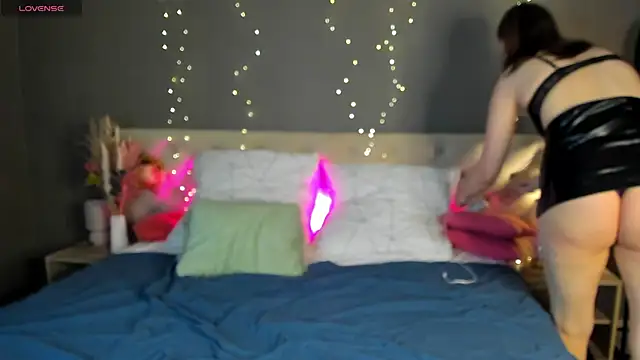 Snapshot of Amy-Desiree chatting on 04/14/26, 01:11 Amy-Desiree online show from 04/14/26, 01:11