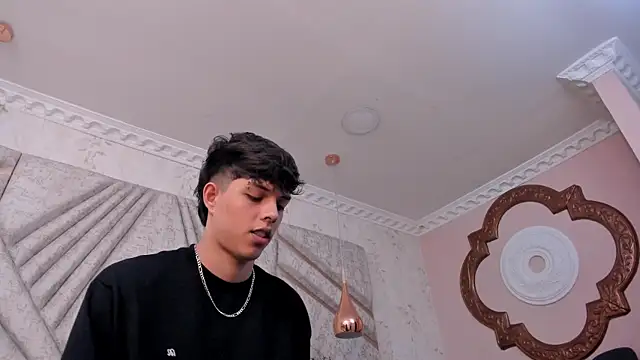 Snapshot of DamiaanXx chatting on 04/08/26, 12:38 DamiaanXx online show from 04/08/26, 12:38