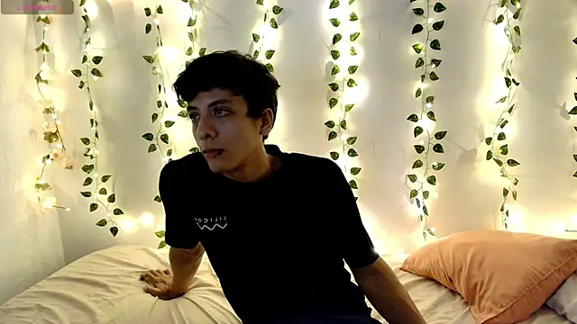 Naugthygamerboy online show from 06/17/26, 04:04