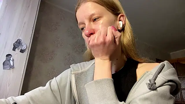 Snapshot of CuriousMildness chatting on 04/14/26, 09:04 CuriousMildness online show from 04/14/26, 09:04