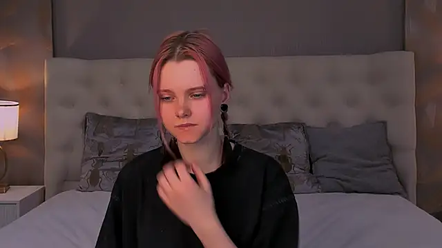 Snapshot of Lina_Veyra chatting on 04/15/26, 12:01 Lina Veyra online show from 04/15/26, 12:01