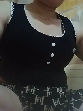 Snapshot of -Luni- chatting on 05/17/26, 06:26 -Luni- online show from 05/17/26, 06:26