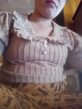 Snapshot of -Luni- chatting on 06/15/26, 06:48 -Luni- online show from 06/15/26, 06:48