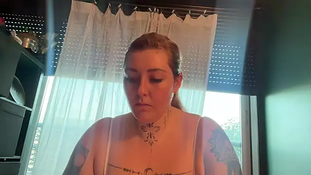 Snapshot of MaggievanG chatting on 06/17/26, 07:15 MaggievanG online show from 06/17/26, 07:15