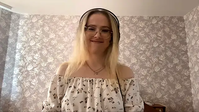 Snapshot of ElmiraGildea chatting on 04/08/26, 11:32 ElmiraGildea online show from 04/08/26, 11:32