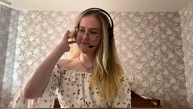 Snapshot of ElmiraGildea chatting on 04/09/26, 11:37 ElmiraGildea online show from 04/09/26, 11:37