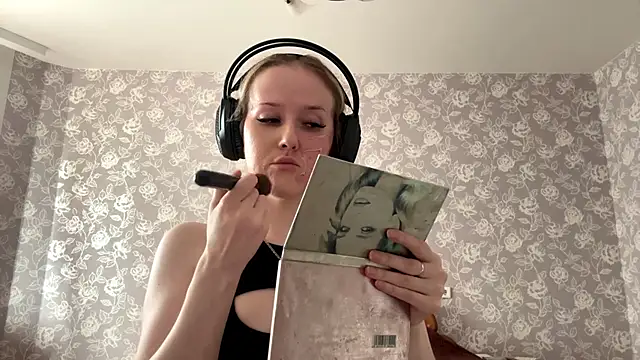 Snapshot of ElmiraGildea chatting on 04/13/26, 01:05 ElmiraGildea online show from 04/13/26, 01:05