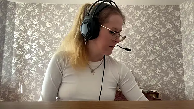 Snapshot of ElmiraGildea chatting on 04/14/26, 01:06 ElmiraGildea online show from 04/14/26, 01:06