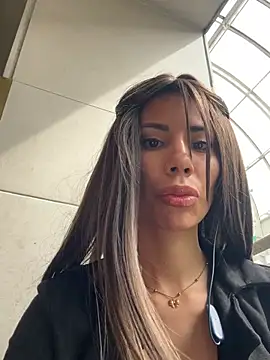 Snapshot of AlmaSajor_ chatting on 04/13/26, 02:11 AlmaSajor online show from 04/13/26, 02:11