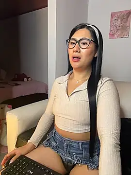 Snapshot of EvelynLeen_ chatting on 04/07/26, 11:43 EvelynLeen online show from 04/07/26, 11:43