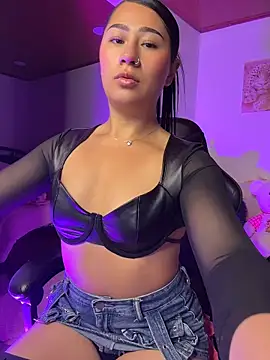 Snapshot of EvelynLeen_ chatting on 04/13/26, 11:16 EvelynLeen online show from 04/13/26, 11:16