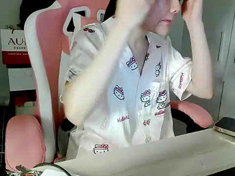 lucienguyen online show from 04/22/26, 07:04